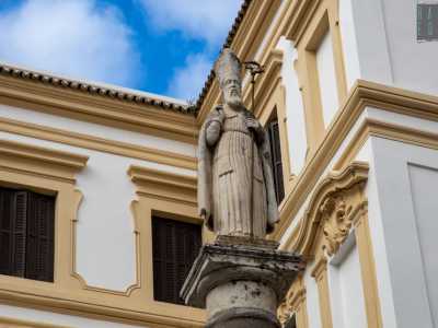 ...per raggiungere l�ampio cortile interno al centro del quale svetta una colonna in granito che regge la statua di San Sabino con mitra e pastorale posizionata qui nel 1651